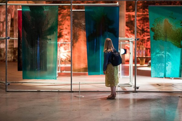 Comment les marques de mode peuvent-elles utiliser les réalités augmentée et virtuelle pour une expérience d'achat immersive ?