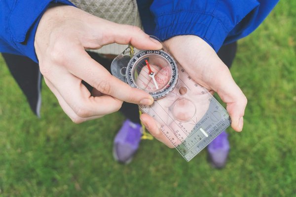 Quelles méthodes pourraient permettre à un jeu d'exploration spatiale de simuler avec précision la physique stellaire et la découverte de nouveaux mondes ?